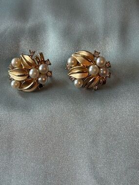 Vintage Trifari Gold Pearl Cluster Clip-On Earrings - Classic Women's Jewelry